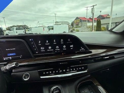 Used 2023 Cadillac Escalade Sport Platinum w/ LPO, ONYX Package image 40