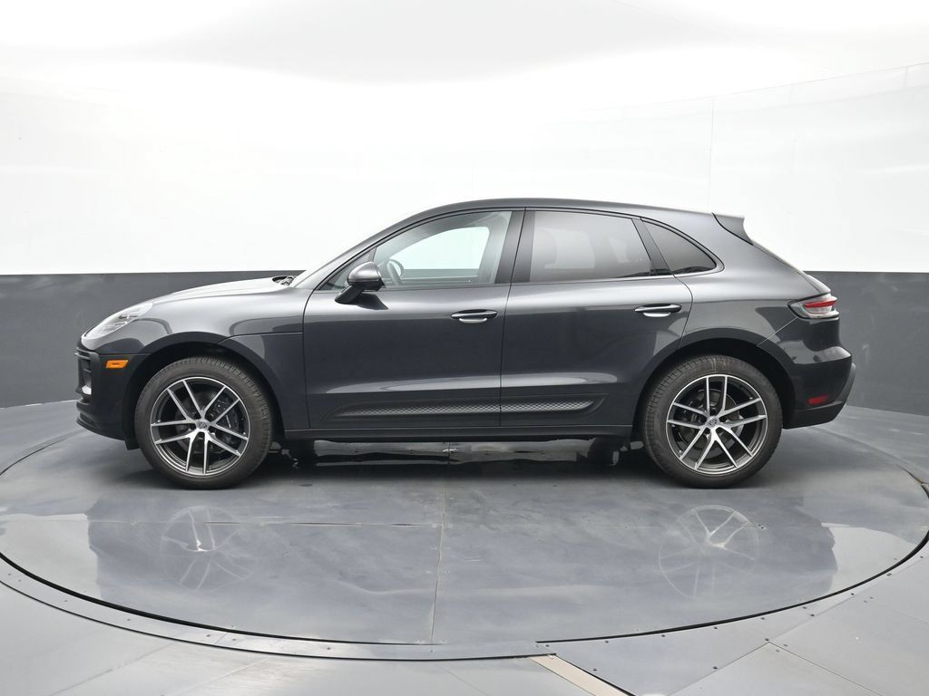 Certified 2025 Porsche Macan AWD/4WD image 2