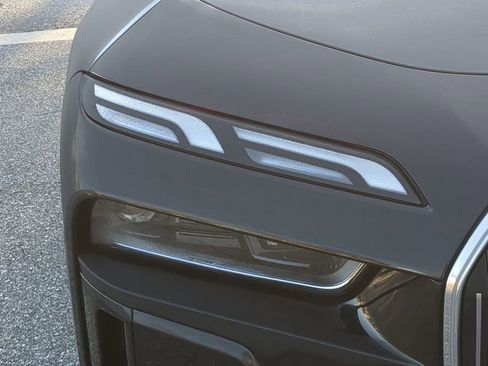 Used 2024 BMW i7 xDrive60 image 10