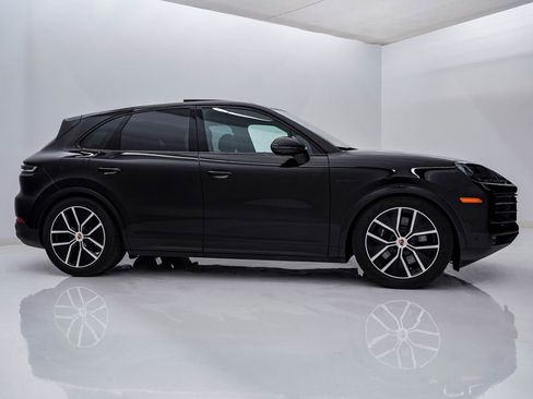 Certified 2025 Porsche Cayenne E-Hybrid AWD/4WD image 9
