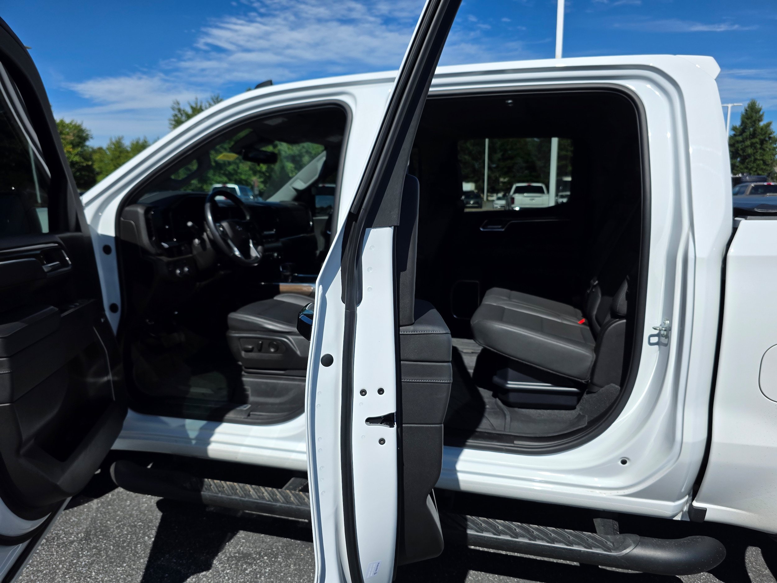 Used 2022 Chevrolet Silverado 1500 RST w/ Redline Edition AWD/4WD image 10