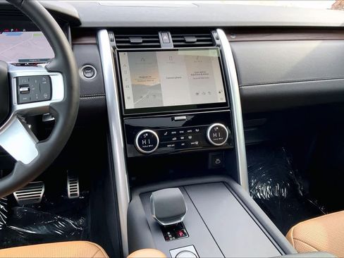 Used 2025 Land Rover Discovery Dynamic SE image 7