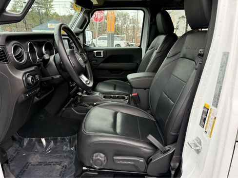 Used 2023 Jeep Wrangler Sahara w/ Cold Weather Group image 11