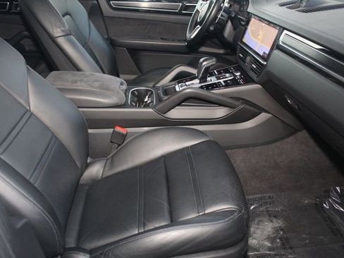 Used 2021 Porsche Cayenne GTS w/ Premium Package image 27