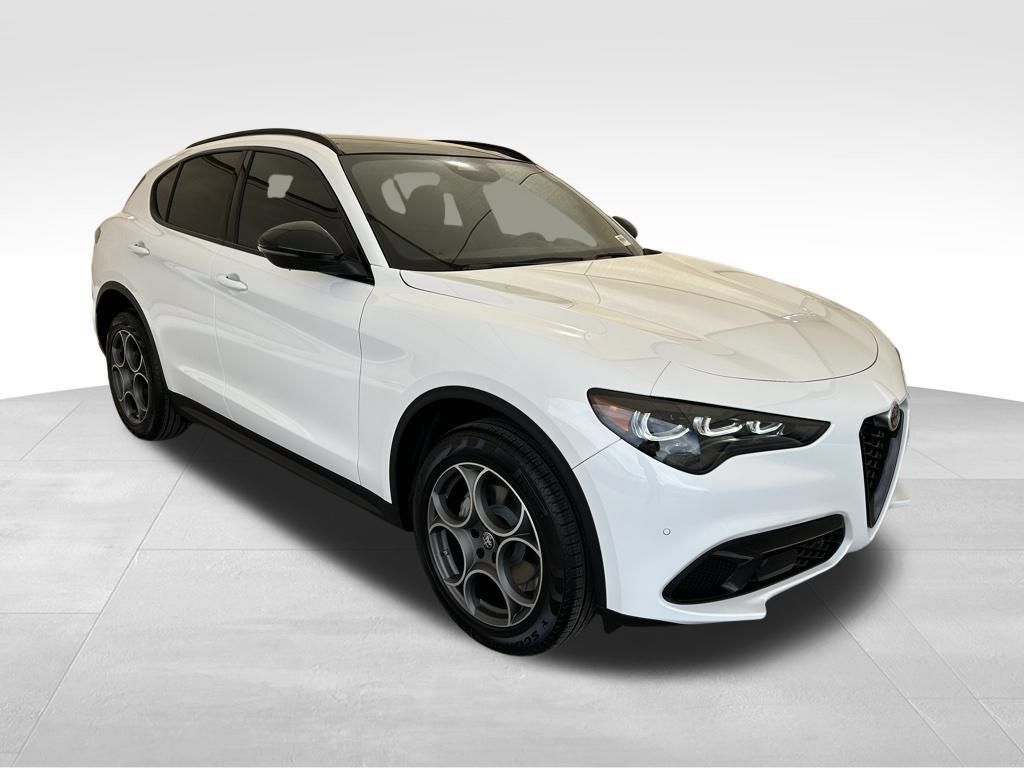 New 2025 Alfa Romeo Stelvio Sprint w/ Convenience Package AWD/4WD image 4