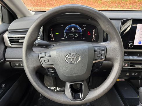 Used 2025 Toyota Camry LE image 31