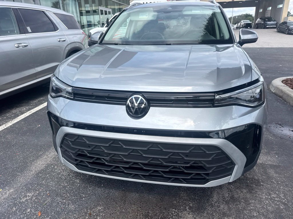 Used 2025 Volkswagen Taos SE FWD image 2