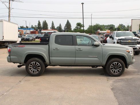Used 2022 Toyota Tacoma TRD Sport AWD/4WD image 4