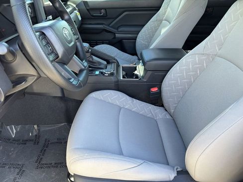 Certified 2025 Toyota Tacoma SR5 AWD/4WD image 16