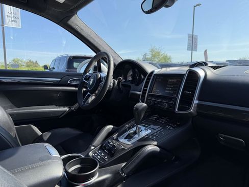 Used 2016 Porsche Cayenne Turbo AWD/4WD image 18