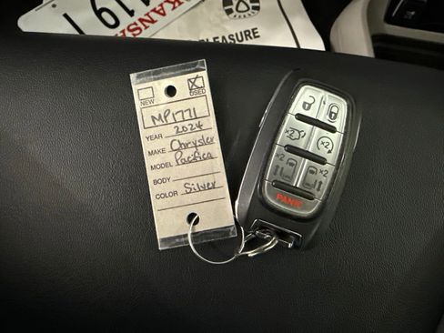 Used 2024 Chrysler Pacifica Touring-L FWD image 45