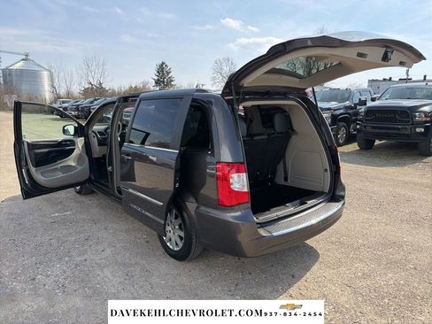 Used 2015 Chrysler Town & Country Touring image 27