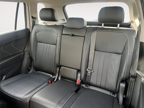 Used 2024 Volkswagen Tiguan SE w/ Panoramic Sunroof Package image 13