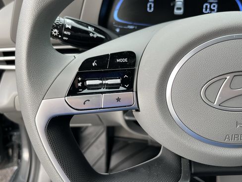 Certified 2025 Hyundai Elantra SE image 18