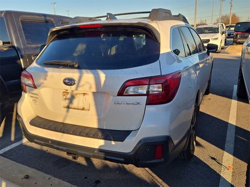 Used 2018 Subaru Outback 2.5i Limited image 3
