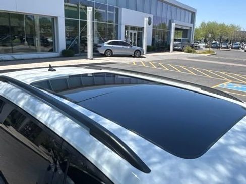 Used 2021 Volkswagen Tiguan SE FWD image 9