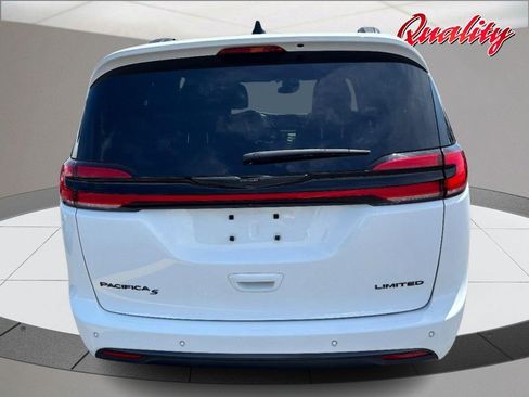 Used 2025 Chrysler Pacifica Limited FWD image 4