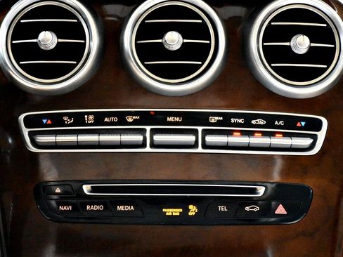 Used 2019 Mercedes-Benz GLC 300 4MATIC image 19