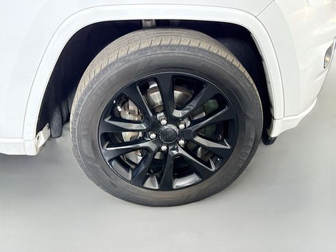 Used 2017 Jeep Grand Cherokee Altitude RWD image 32
