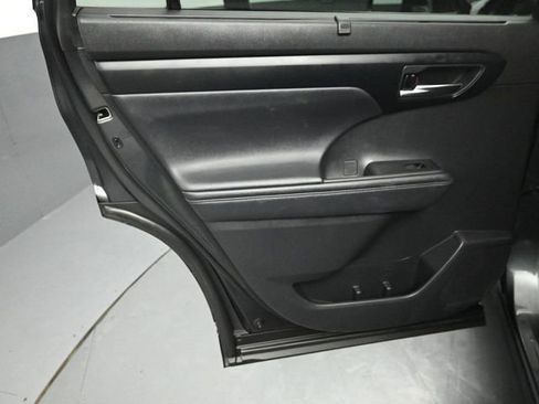 Used 2021 Toyota Highlander XLE image 23