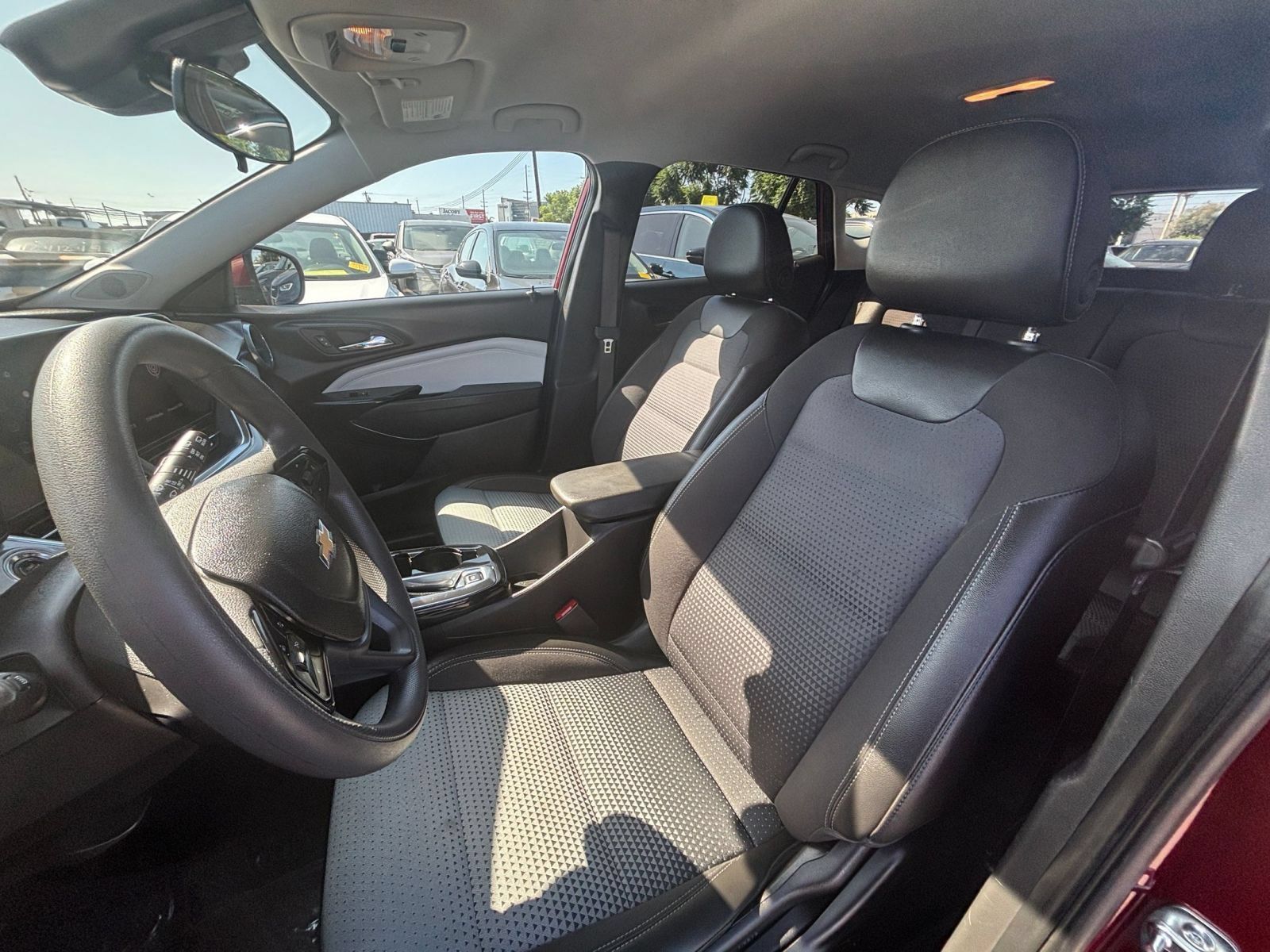 Used 2025 Chevrolet Trax LT FWD image 36