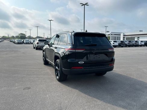 Used 2023 Jeep Grand Cherokee Limited w/ Black Appearance Package AWD/4WD image 9