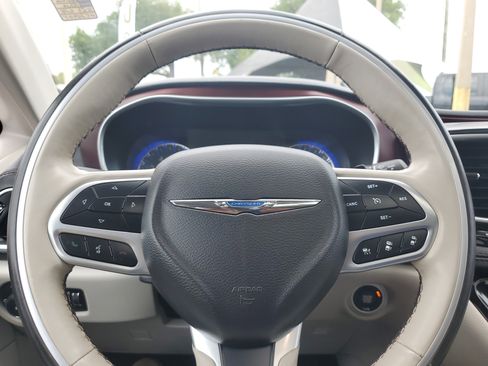 Used 2019 Chrysler Pacifica Limited w/ Tire & Wheel Group FWD image 20