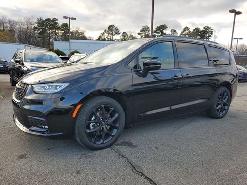 New 2026 Chrysler Pacifica Select image 3
