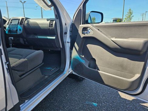 Used 2012 Nissan Frontier SV w/ SV Premium Utility Pkg AWD/4WD image 12