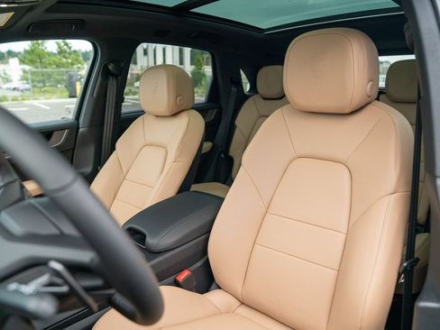 Certified 2026 Porsche Cayenne AWD/4WD image 5
