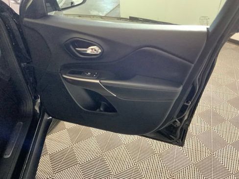 Used 2019 Jeep Cherokee Limited w/ Luxury Group AWD/4WD image 32