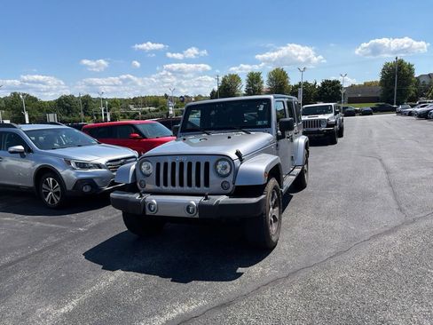 Used 2017 Jeep Wrangler Unlimited Sahara w/ Connectivity Group AWD/4WD image 2