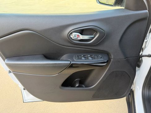 Used 2020 Jeep Cherokee Latitude Plus FWD image 11