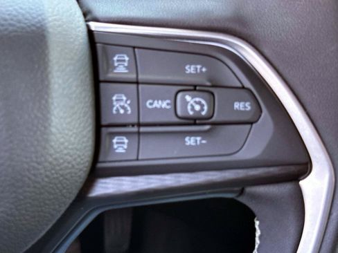 Used 2025 Jeep Grand Cherokee Altitude AWD/4WD image 16