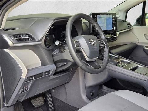 Used 2022 Toyota Sienna XLE w/ XLE Plus Package AWD/4WD image 9