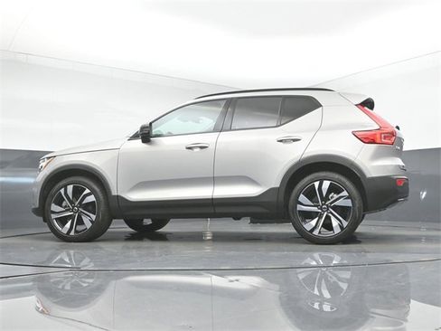 Used 2024 Volvo XC40 B5 Plus w/ Protection Package Premier image 39