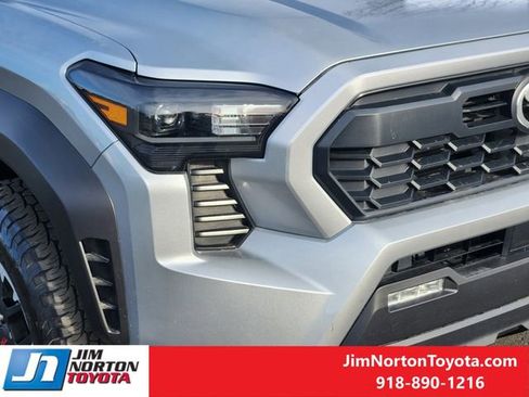 Used 2025 Toyota Tacoma TRD Off-Road image 9