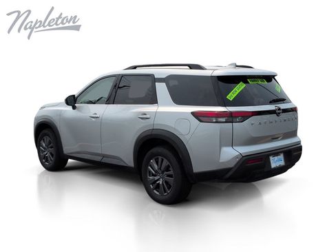 Used 2025 Nissan Pathfinder SV FWD image 3