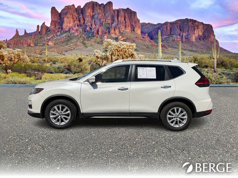 Used 2017 Nissan Rogue SV w/ SV Premium Package image 3