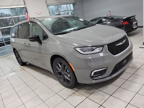 Used 2025 Chrysler Pacifica Limited image 11