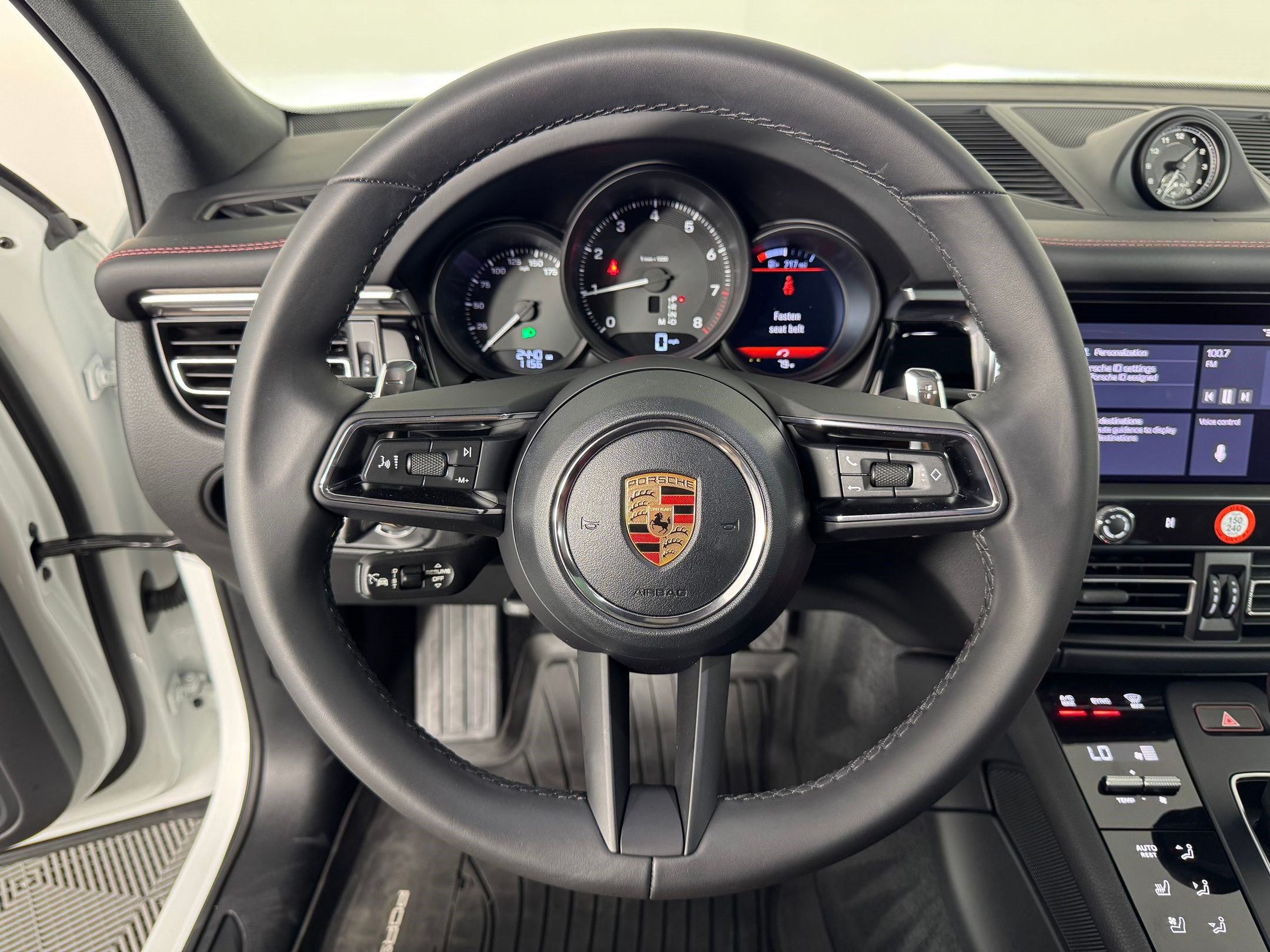 Certified 2026 Porsche Macan AWD/4WD image 30