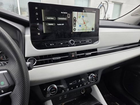 Used 2025 Mitsubishi Outlander SE image 10