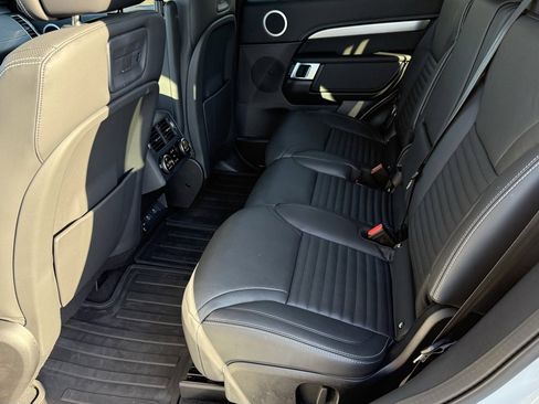 Certified 2025 Land Rover Discovery Dynamic SE image 33