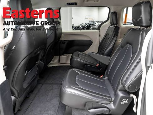 Used 2024 Chrysler Pacifica Touring-L FWD image 23