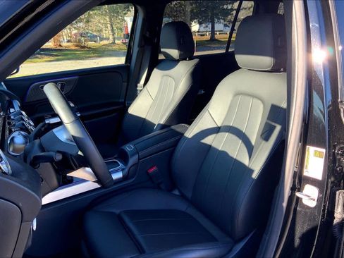 Used 2025 Mercedes-Benz GLB 250 4MATIC image 8