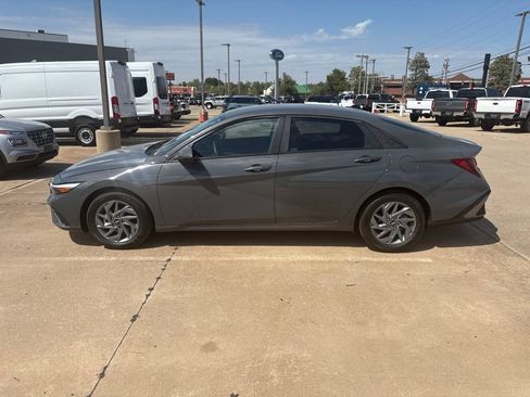 Used 2025 Hyundai Elantra Hybrid FWD image 7