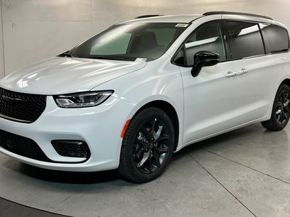 New 2026 Chrysler Pacifica Select w/ S Appearance Package