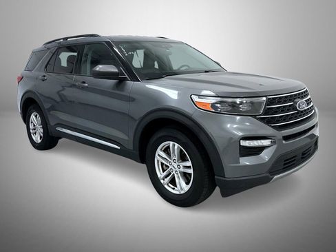 Used 2023 Ford Explorer XLT w/ Equipment Group 202A image 3