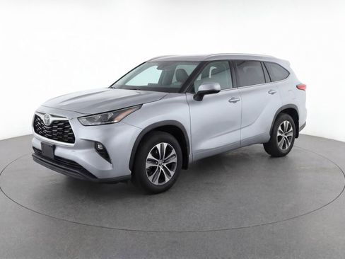 Used 2022 Toyota Highlander XLE AWD/4WD image 3