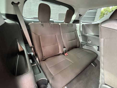 Used 2024 Ford Explorer XLT AWD/4WD image 25